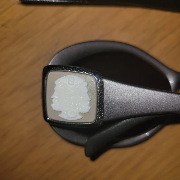 Fendi sunglasses and case - Picture 3 of 7